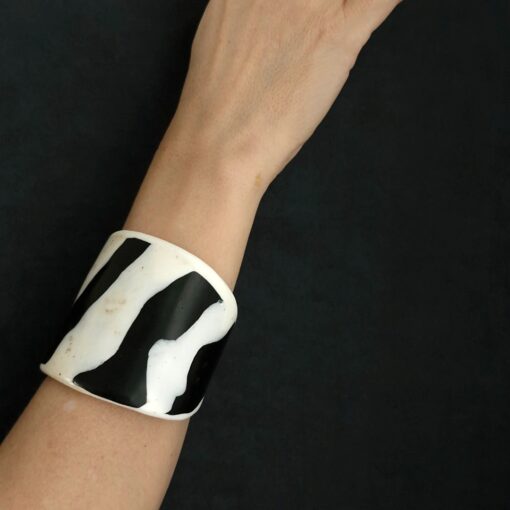 Black & Vegan Ivory Flat Cuff Size M - Image 2