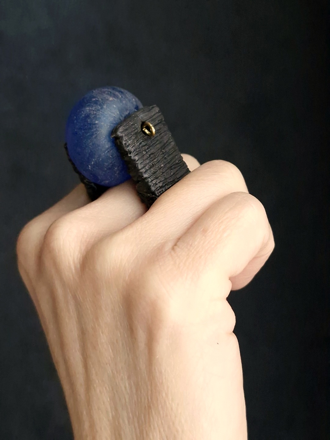 Dark Blue Glass Bead & Black Spin Ring - Size 8 - Image 3